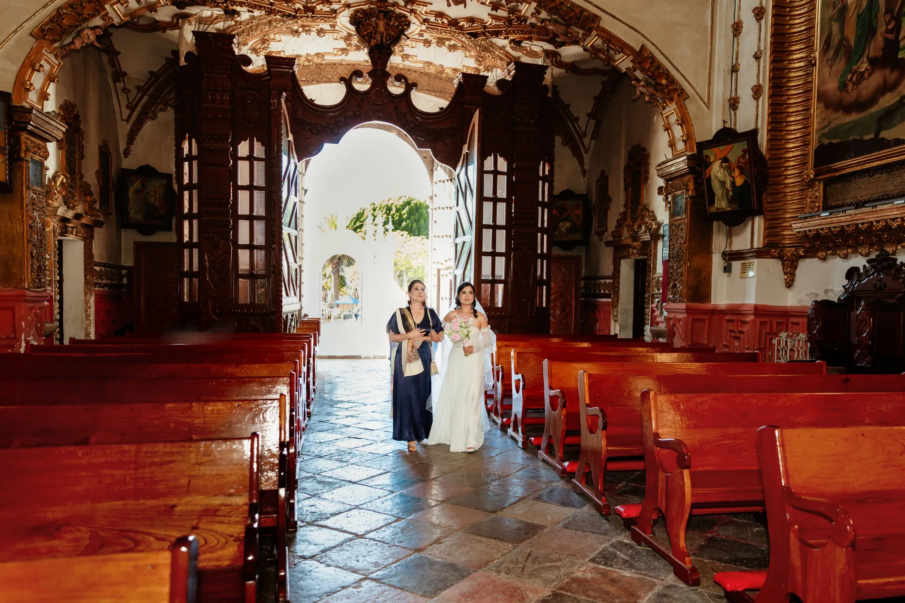 Almendra y Martín durante su boda en Basílica de Ocotlán - Hotel Posada Tlaxcala