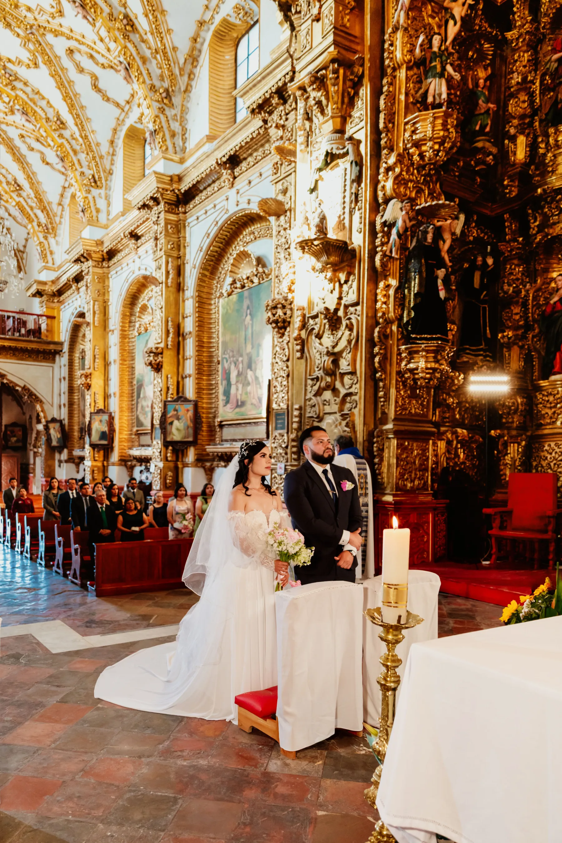Almendra y Martín durante su boda en Basílica de Ocotlán - Hotel Posada Tlaxcala