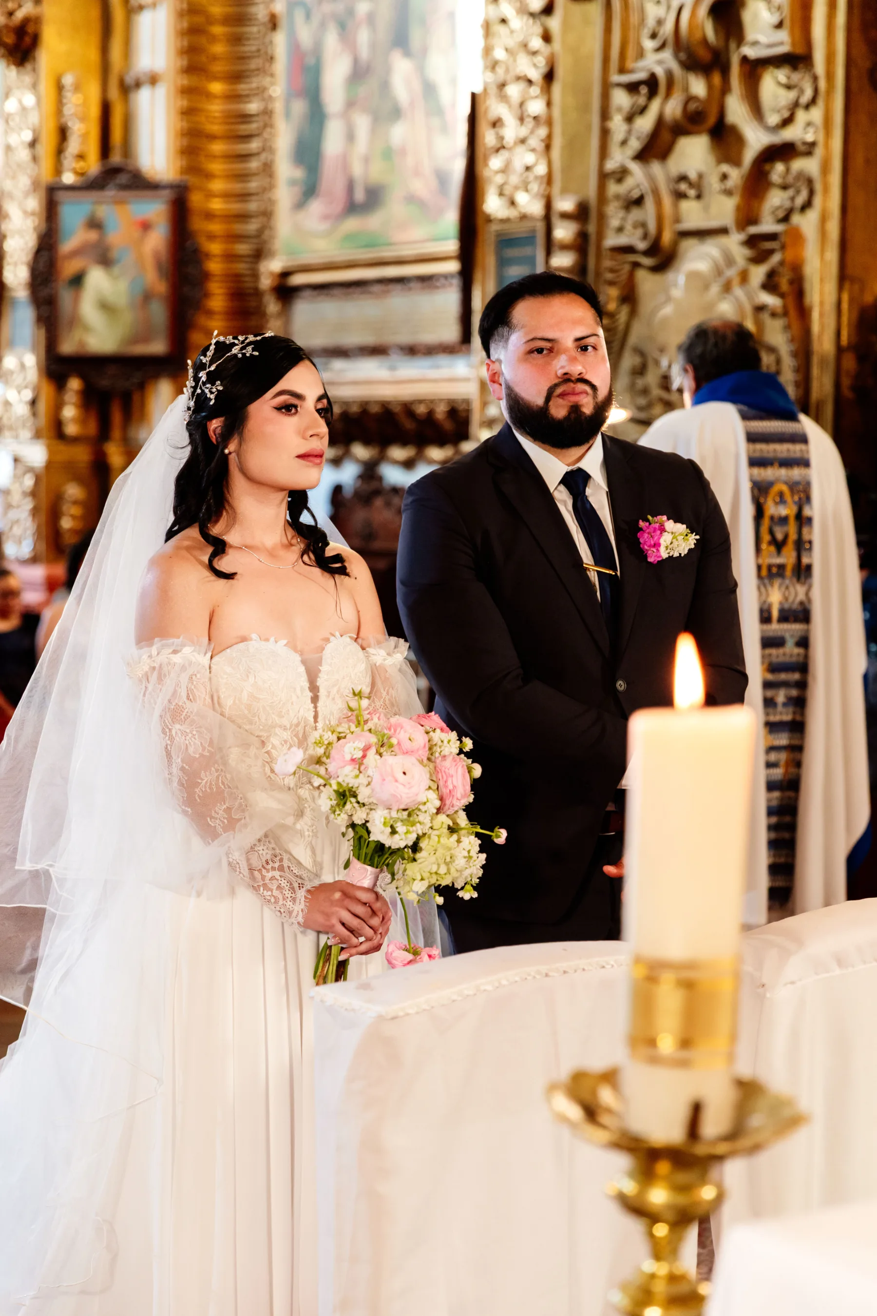 Almendra y Martín durante su boda en Basílica de Ocotlán - Hotel Posada Tlaxcala