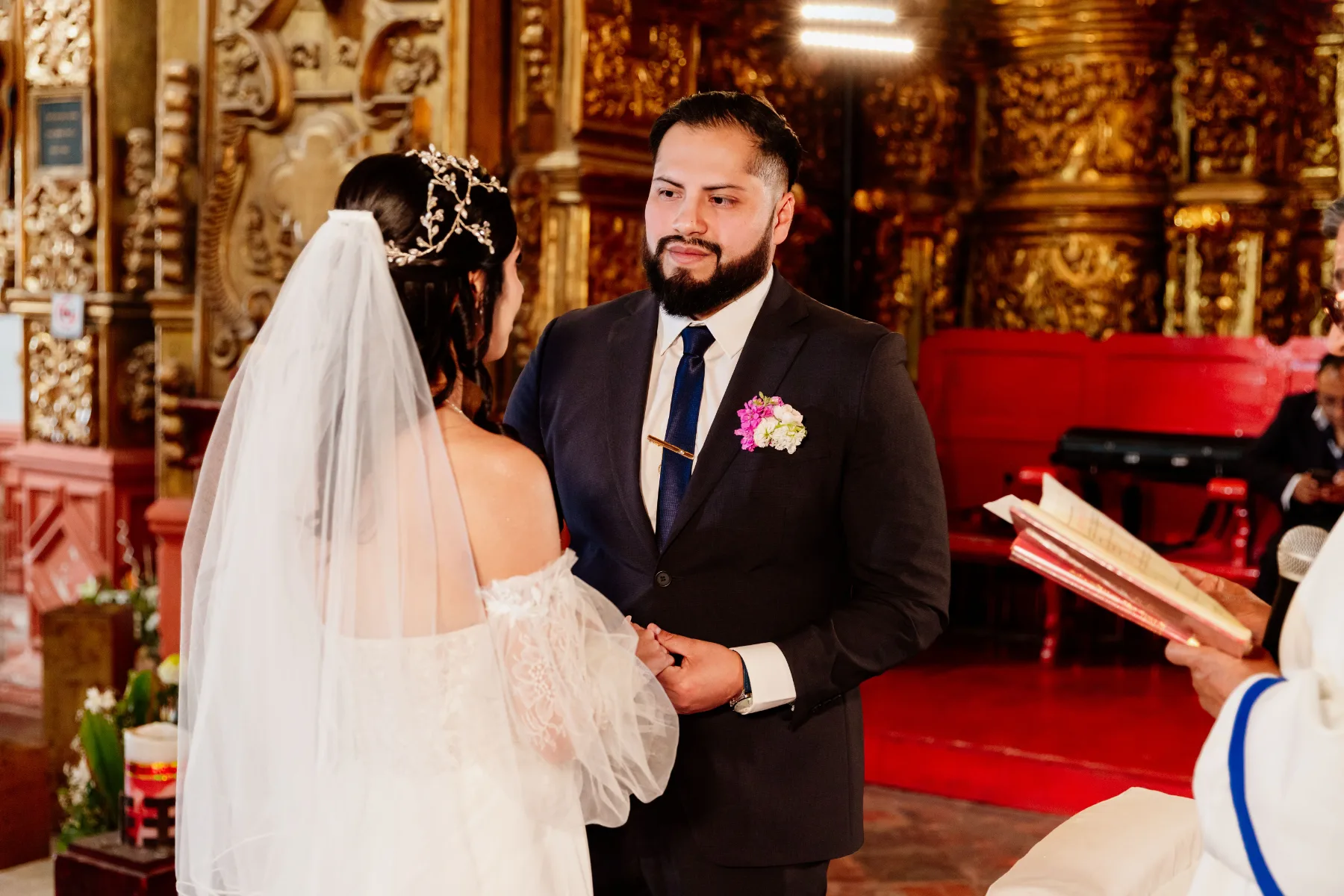 Almendra y Martín durante su boda en Basílica de Ocotlán - Hotel Posada Tlaxcala