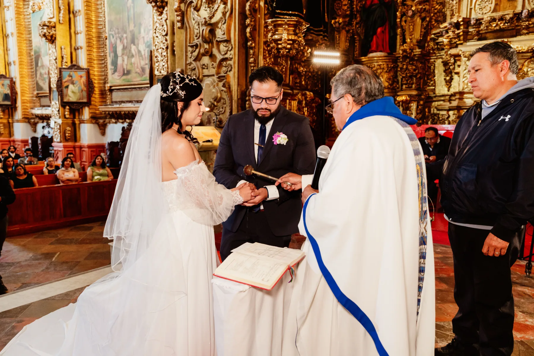 Almendra y Martín durante su boda en Basílica de Ocotlán - Hotel Posada Tlaxcala