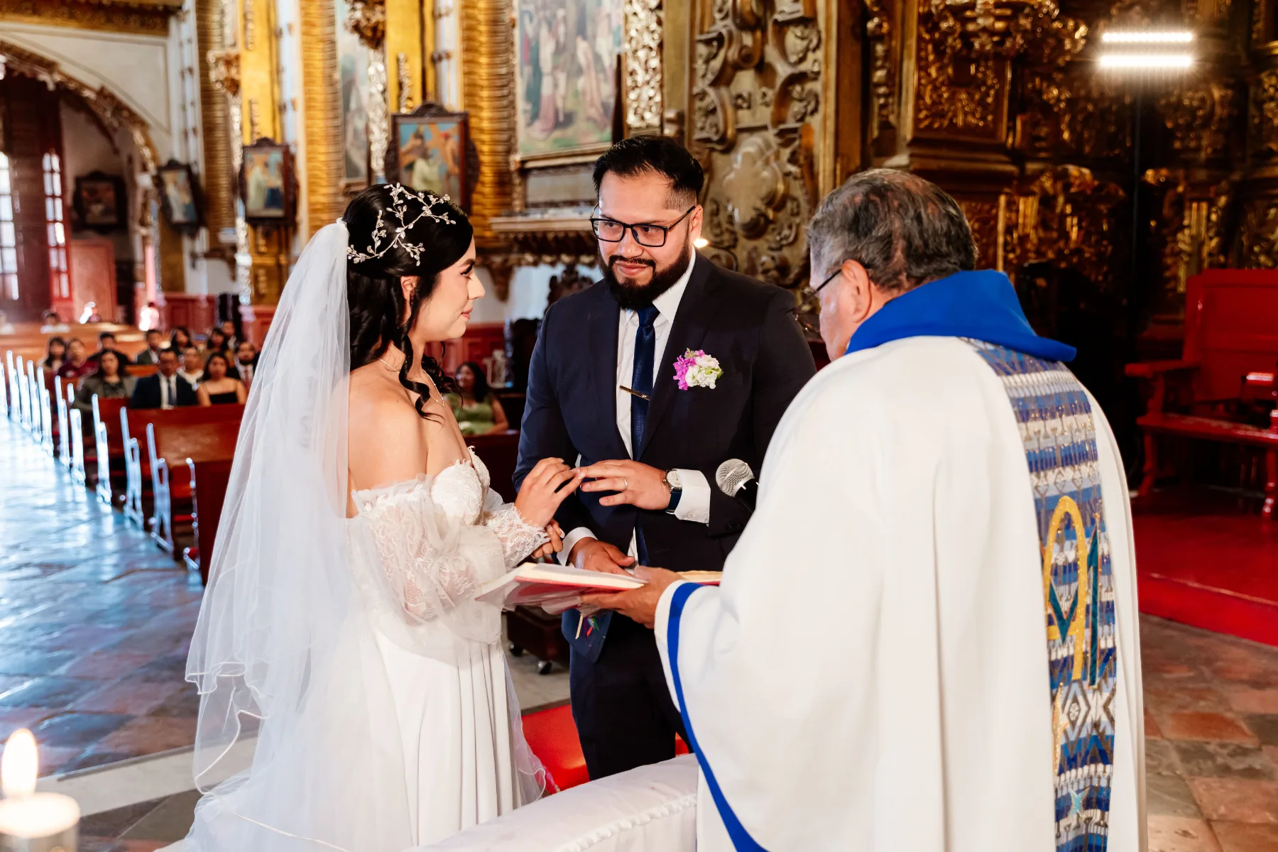 Almendra y Martín durante su boda en Basílica de Ocotlán - Hotel Posada Tlaxcala