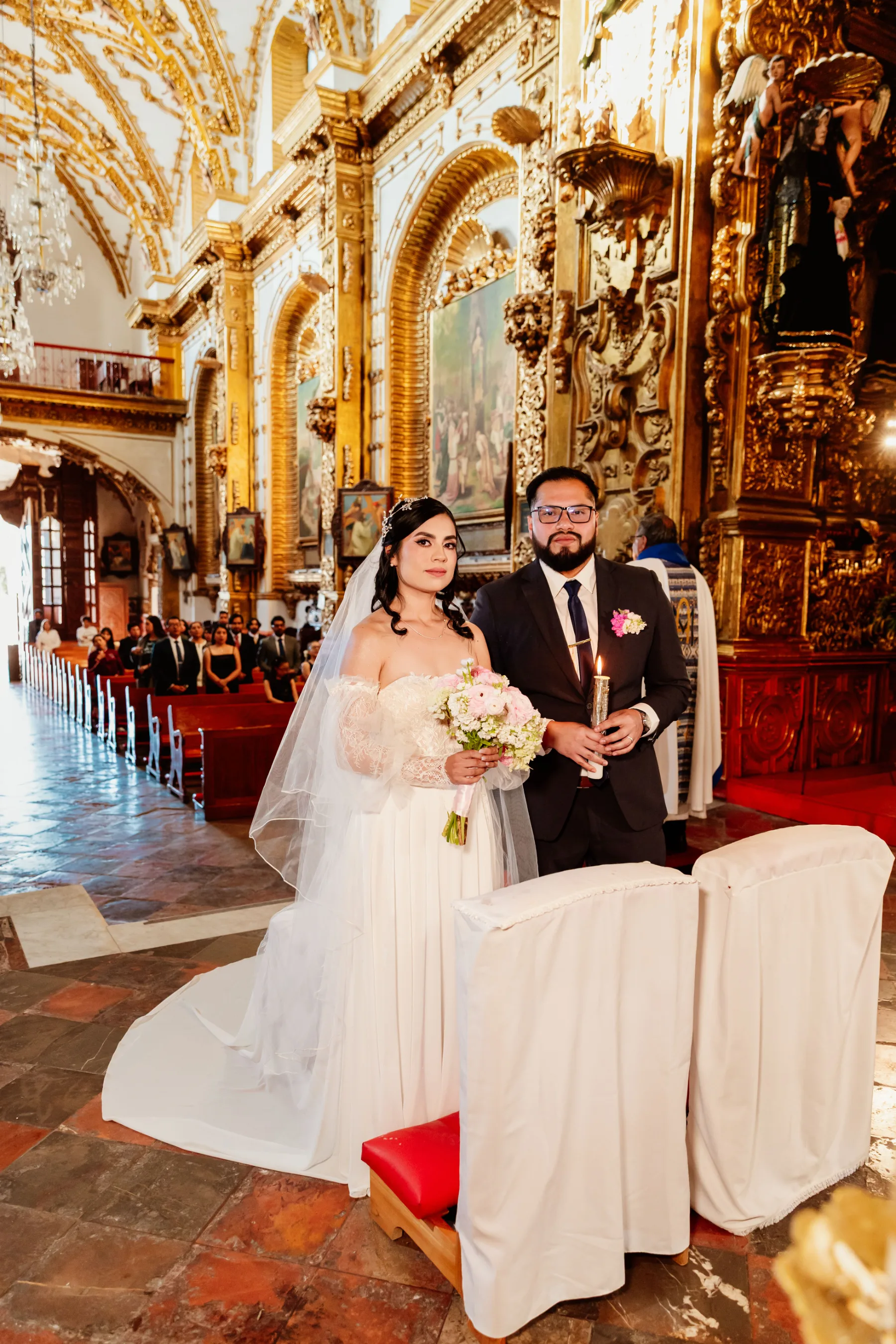 Almendra y Martín durante su boda en Basílica de Ocotlán - Hotel Posada Tlaxcala