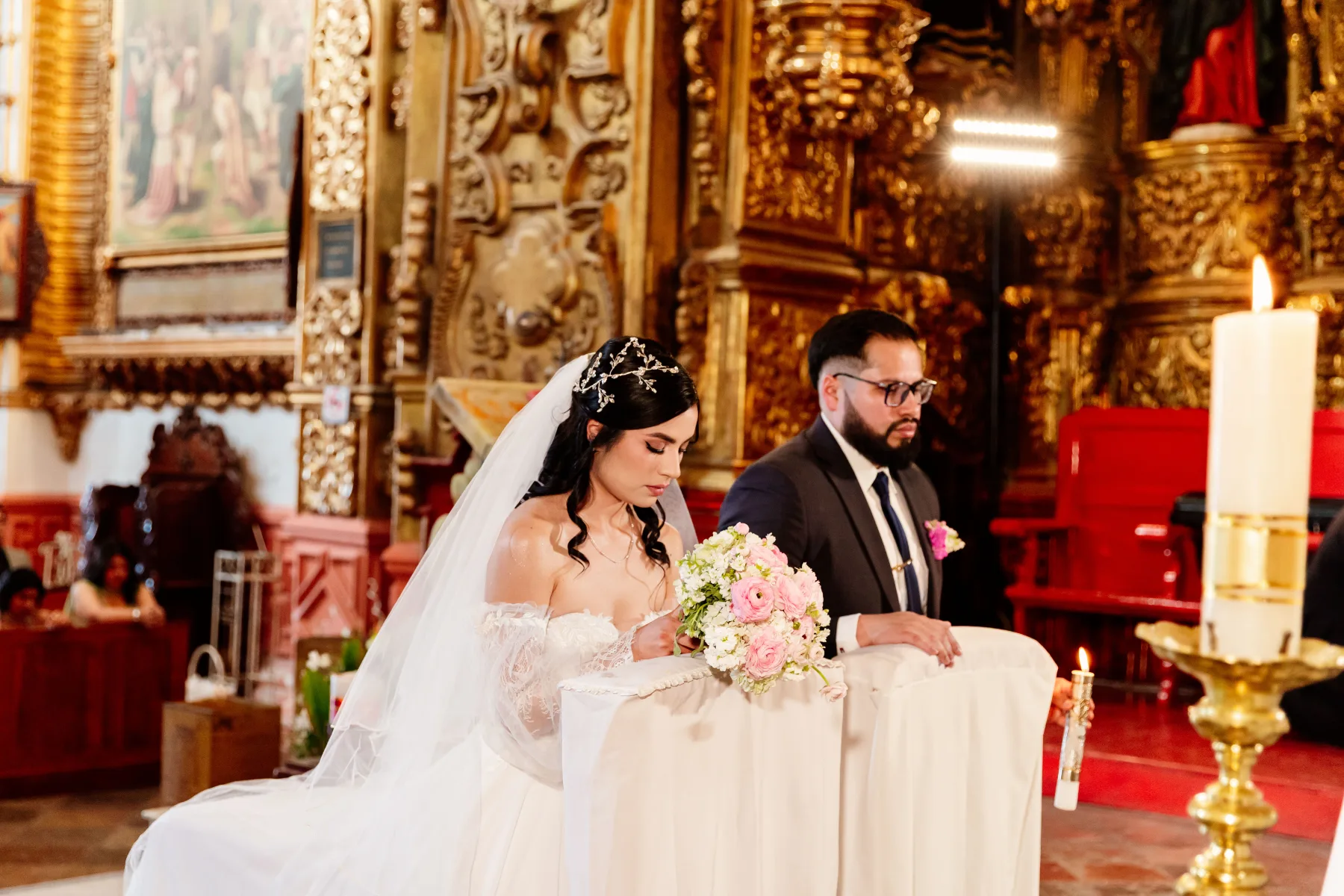 Almendra y Martín durante su boda en Basílica de Ocotlán - Hotel Posada Tlaxcala
