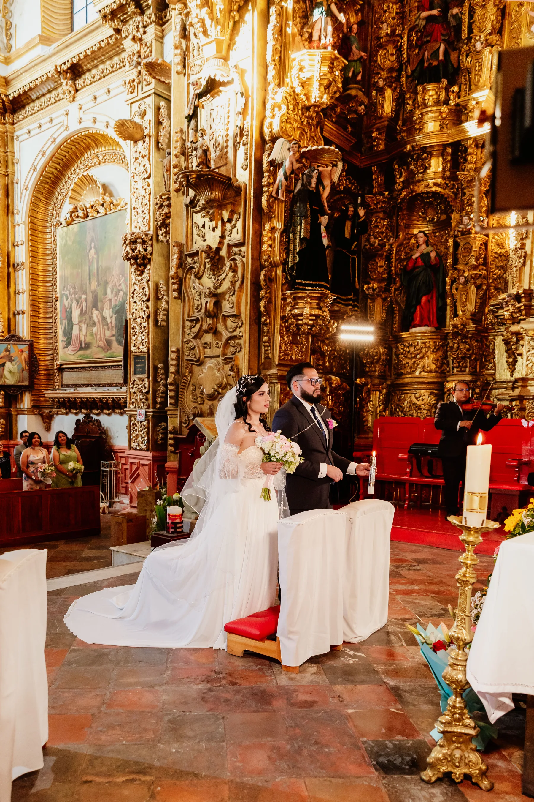 Almendra y Martín durante su boda en Basílica de Ocotlán - Hotel Posada Tlaxcala