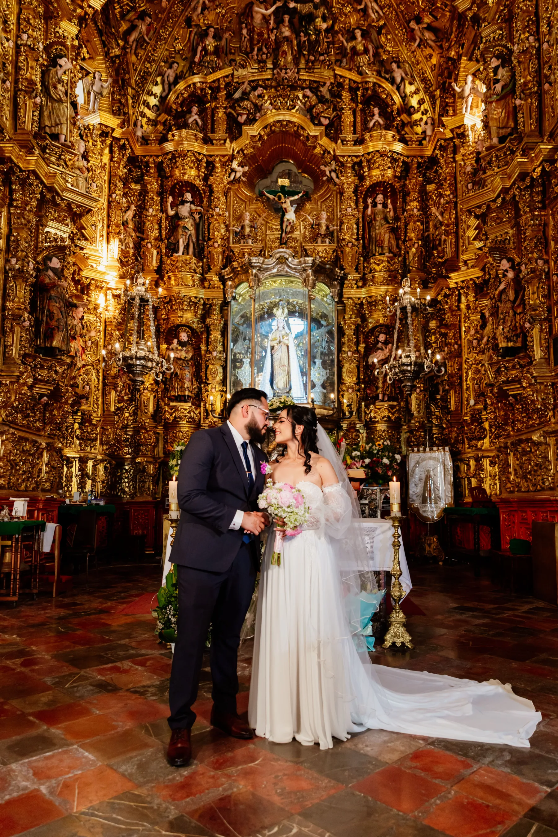 Almendra y Martín durante su boda en Basílica de Ocotlán - Hotel Posada Tlaxcala