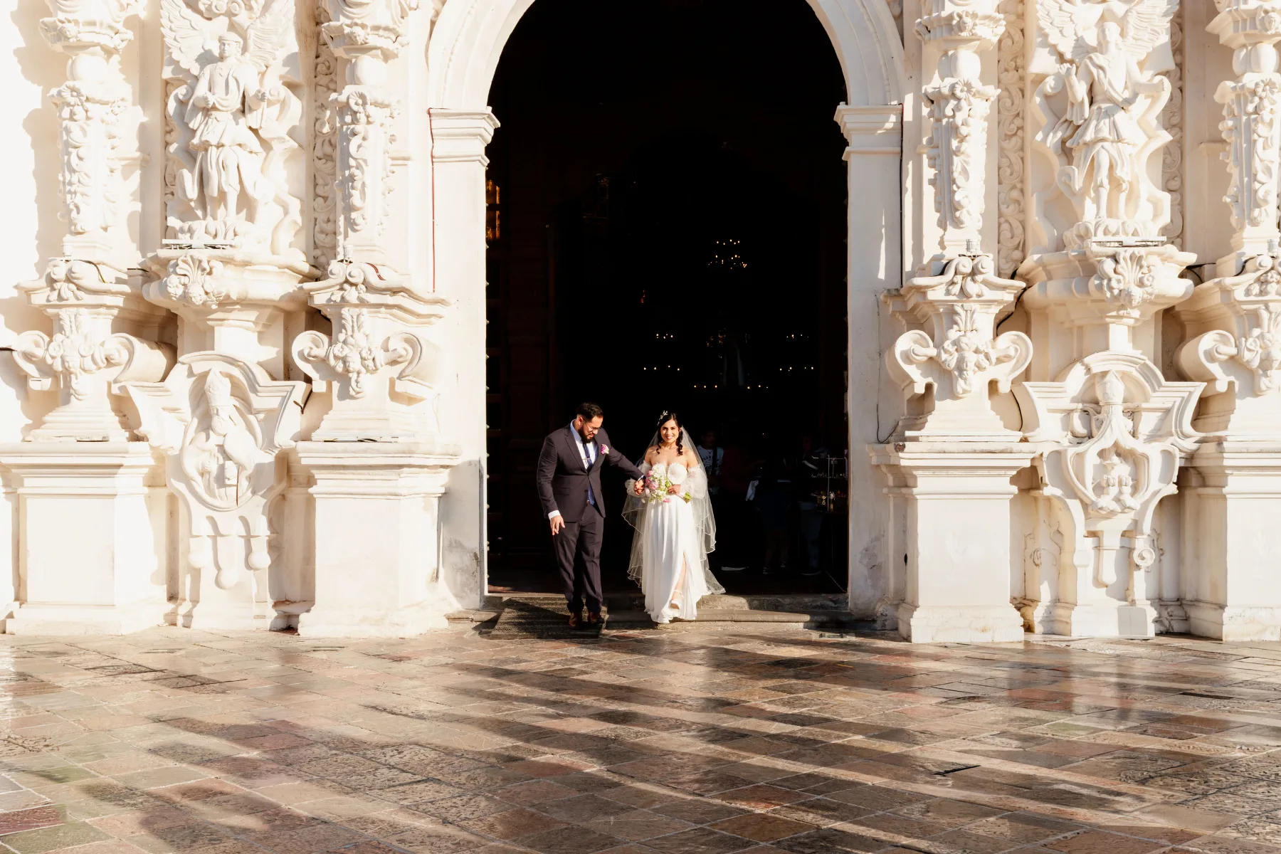 Almendra y Martín durante su boda en Basílica de Ocotlán - Hotel Posada Tlaxcala