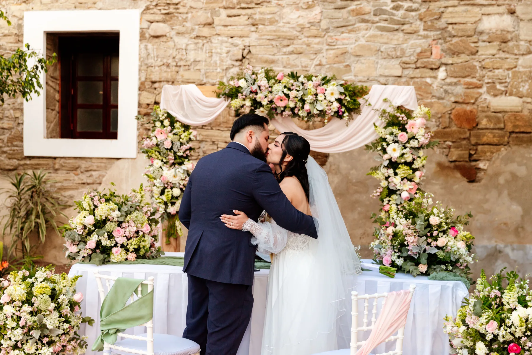 Almendra y Martín durante su boda en Basílica de Ocotlán - Hotel Posada Tlaxcala