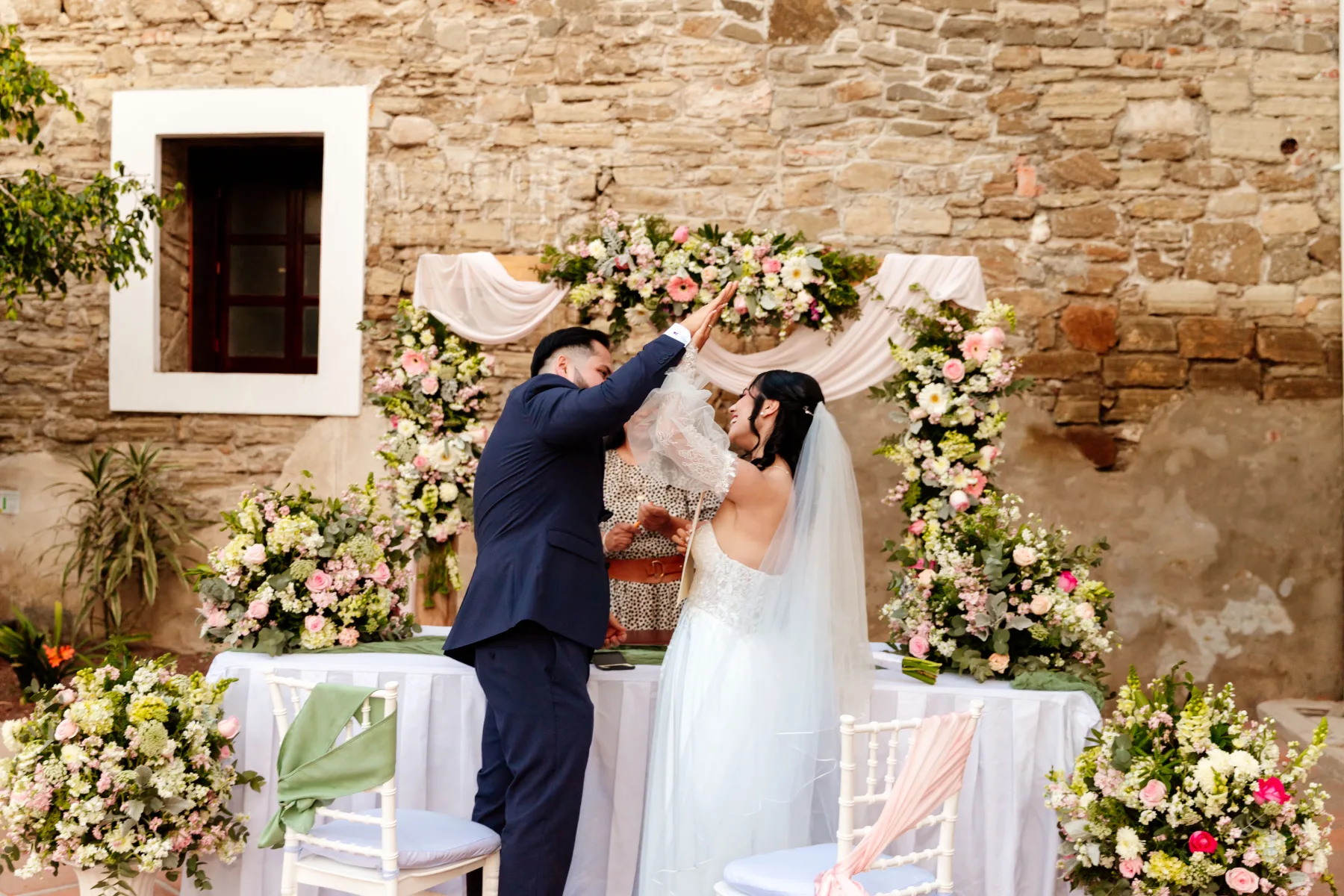 Almendra y Martín durante su boda en Basílica de Ocotlán - Hotel Posada Tlaxcala