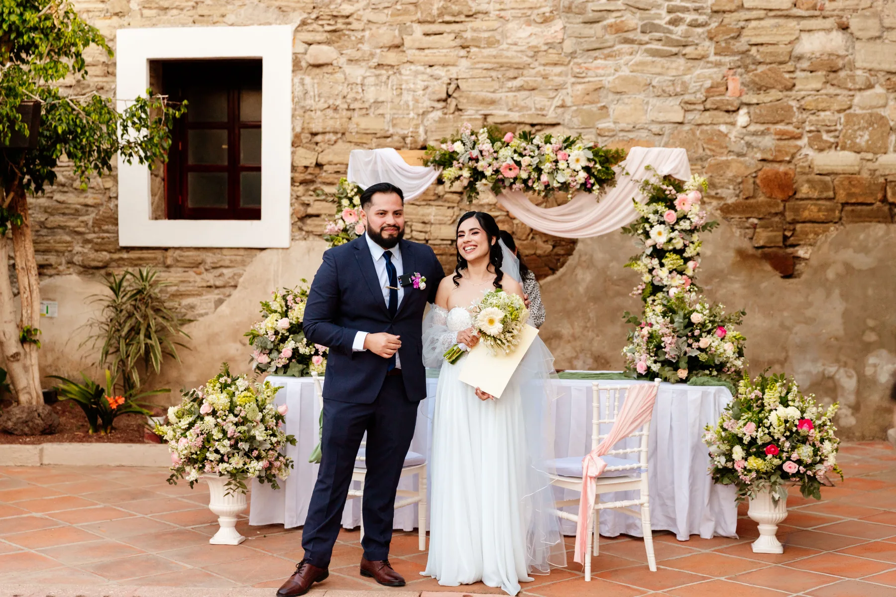 Almendra y Martín durante su boda en Basílica de Ocotlán - Hotel Posada Tlaxcala