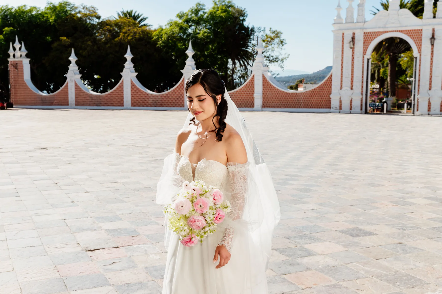 Almendra y Martín durante su boda en Basílica de Ocotlán - Hotel Posada Tlaxcala