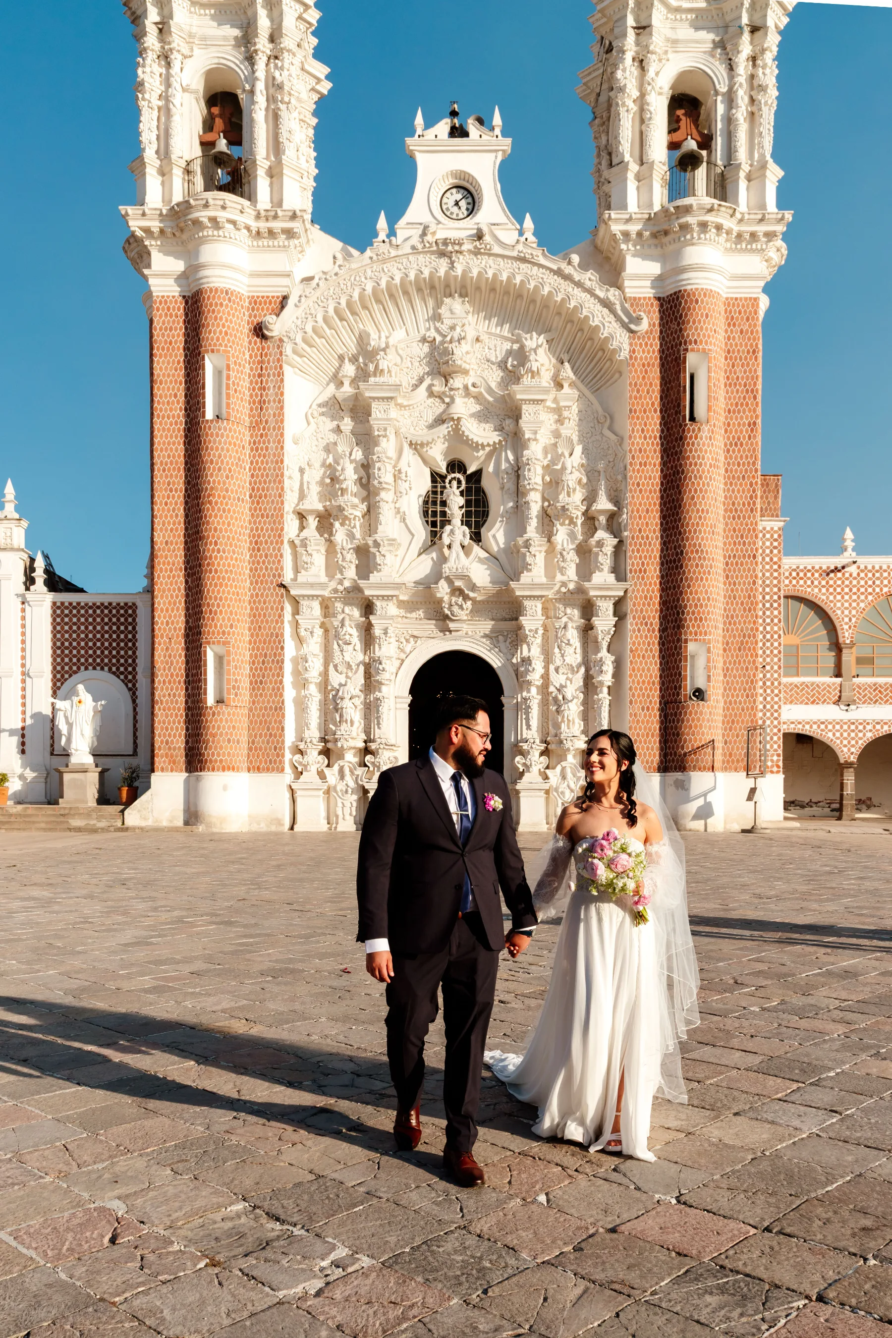Almendra y Martín durante su boda en Basílica de Ocotlán - Hotel Posada Tlaxcala