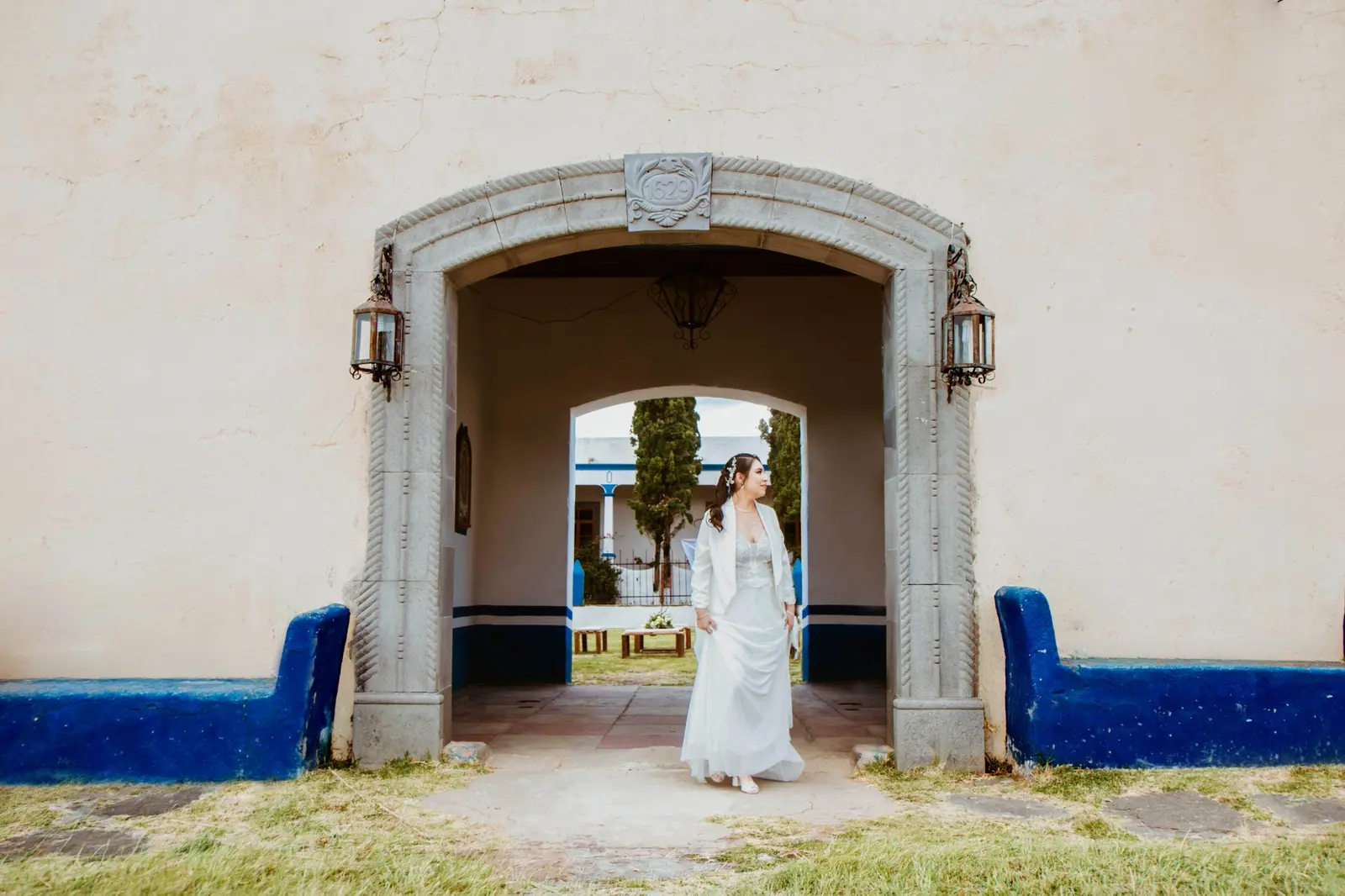 Retrato de Andrea en la entrada de Hacienda Tepetzala