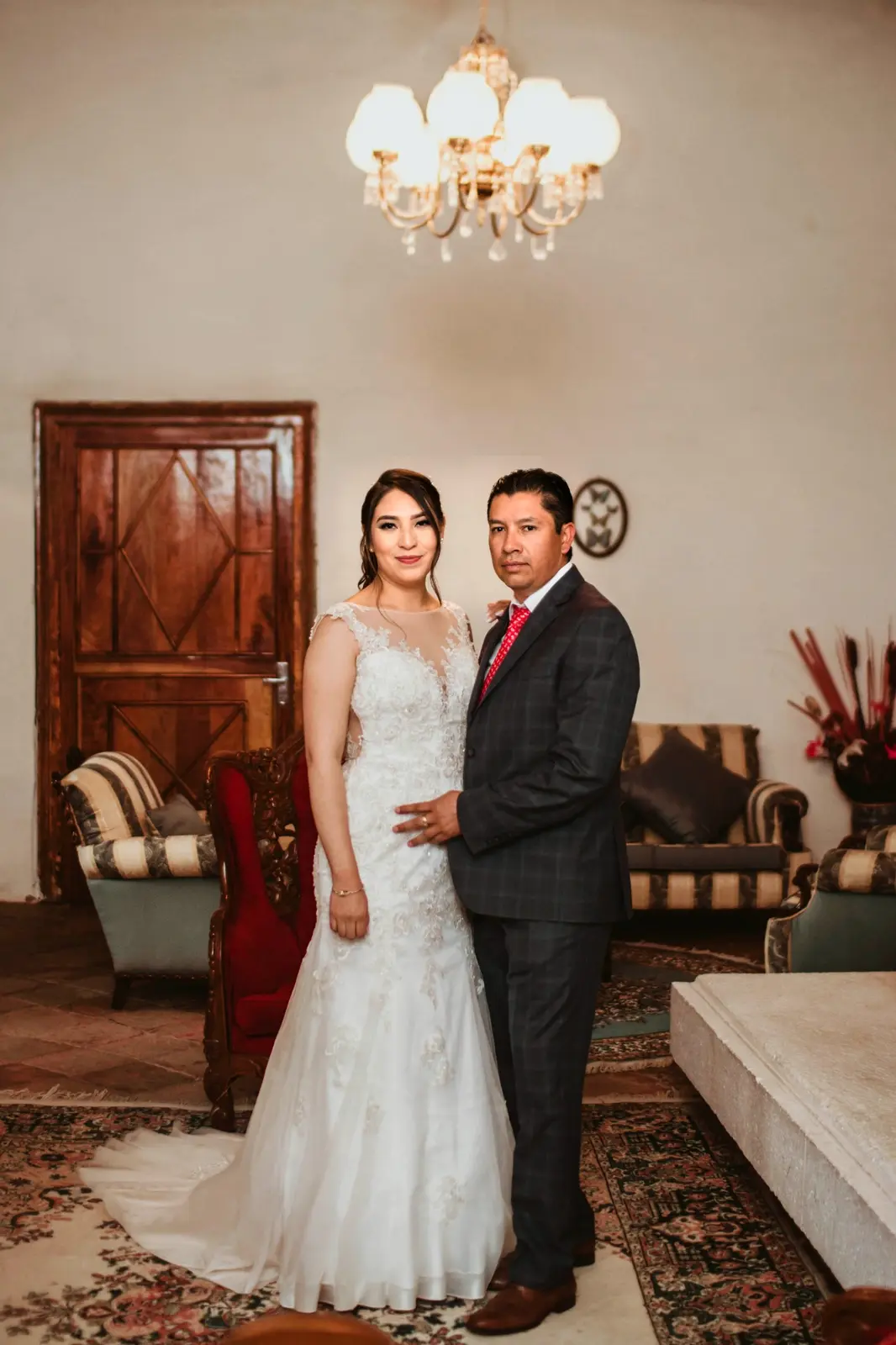 Andrea y Guillermo en uno de los interiores de la hacienda