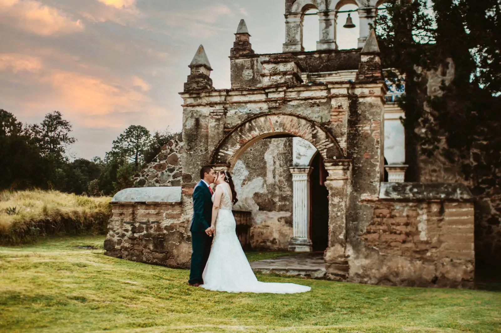Andrea y Guillermo frente a la capilla al atardecer