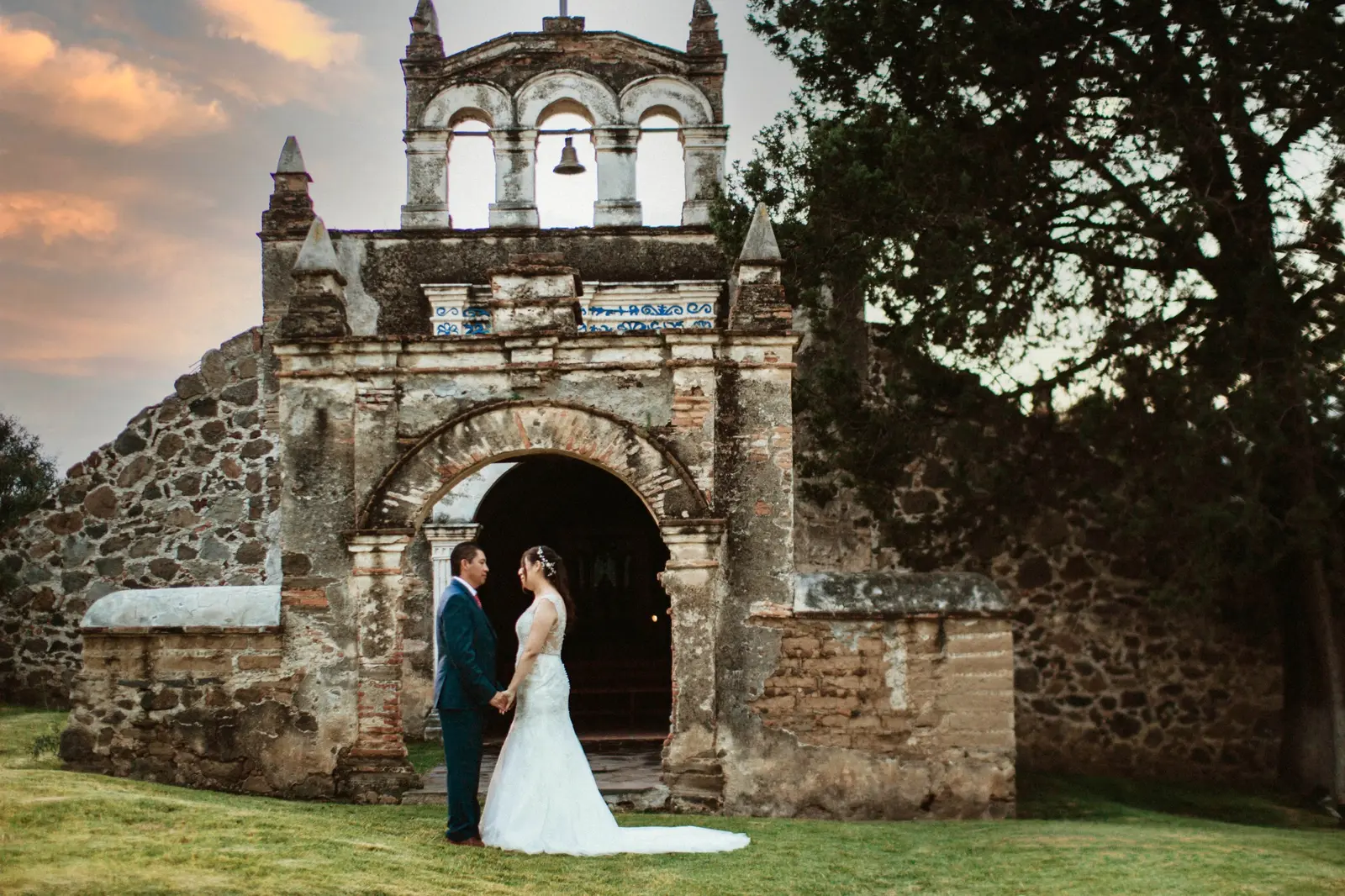 Los novios frente a la fachada de la capilla