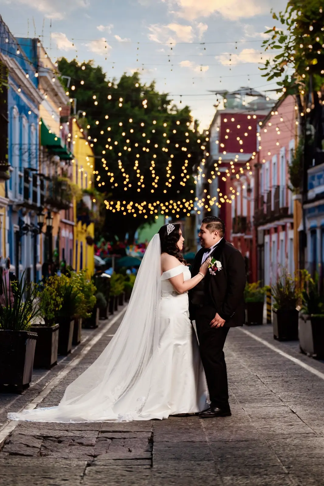Ángel y Mildred caminando por una calle del Centro Histórico