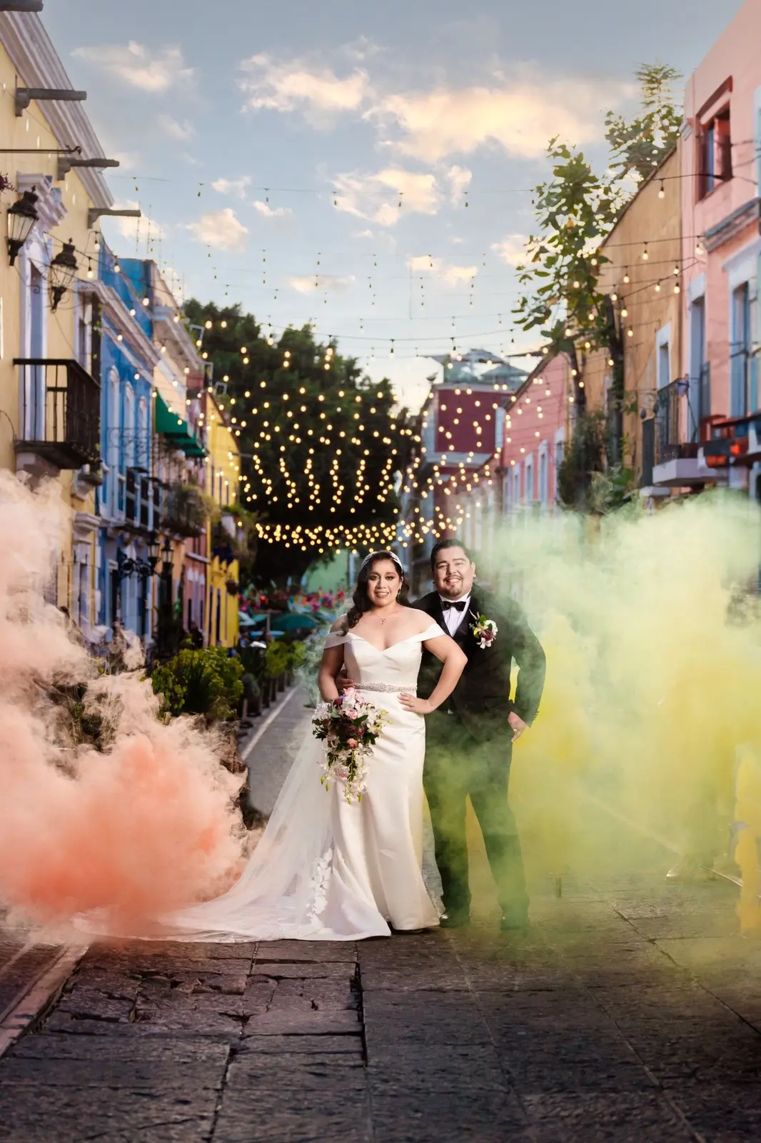 Ángel y Mildred durante un baile con humo de colores