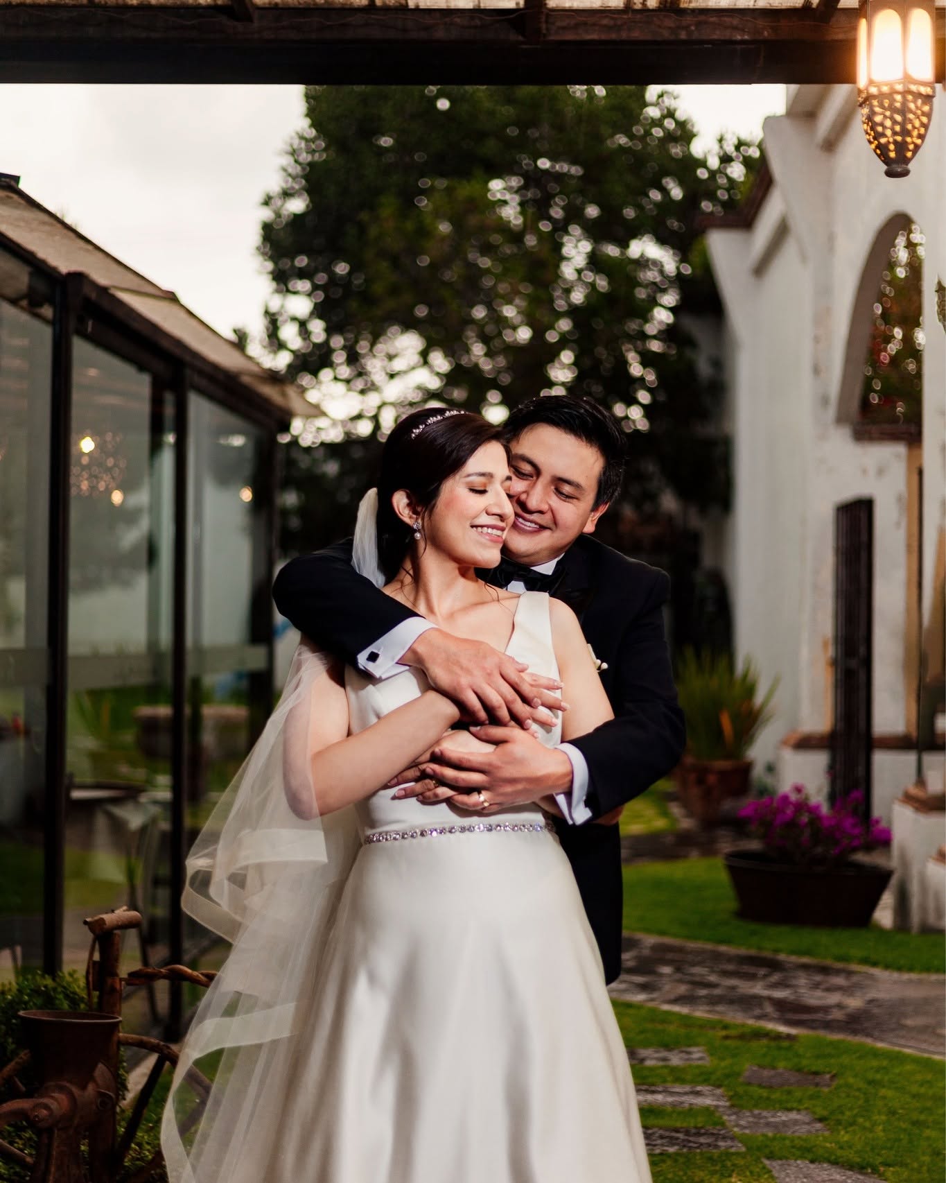 Novios abrazados