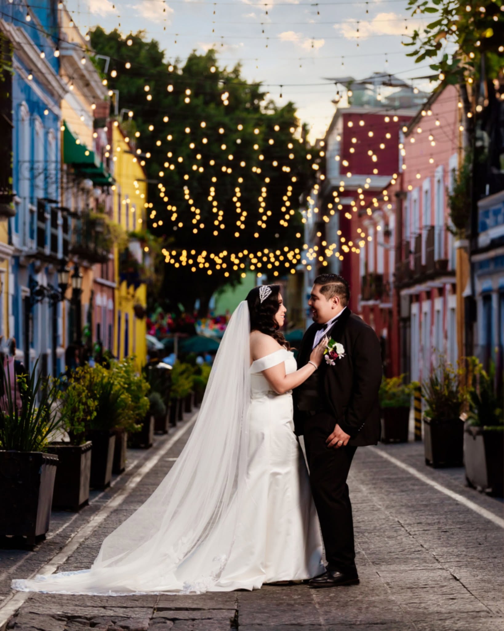 Boda en calle iluminada