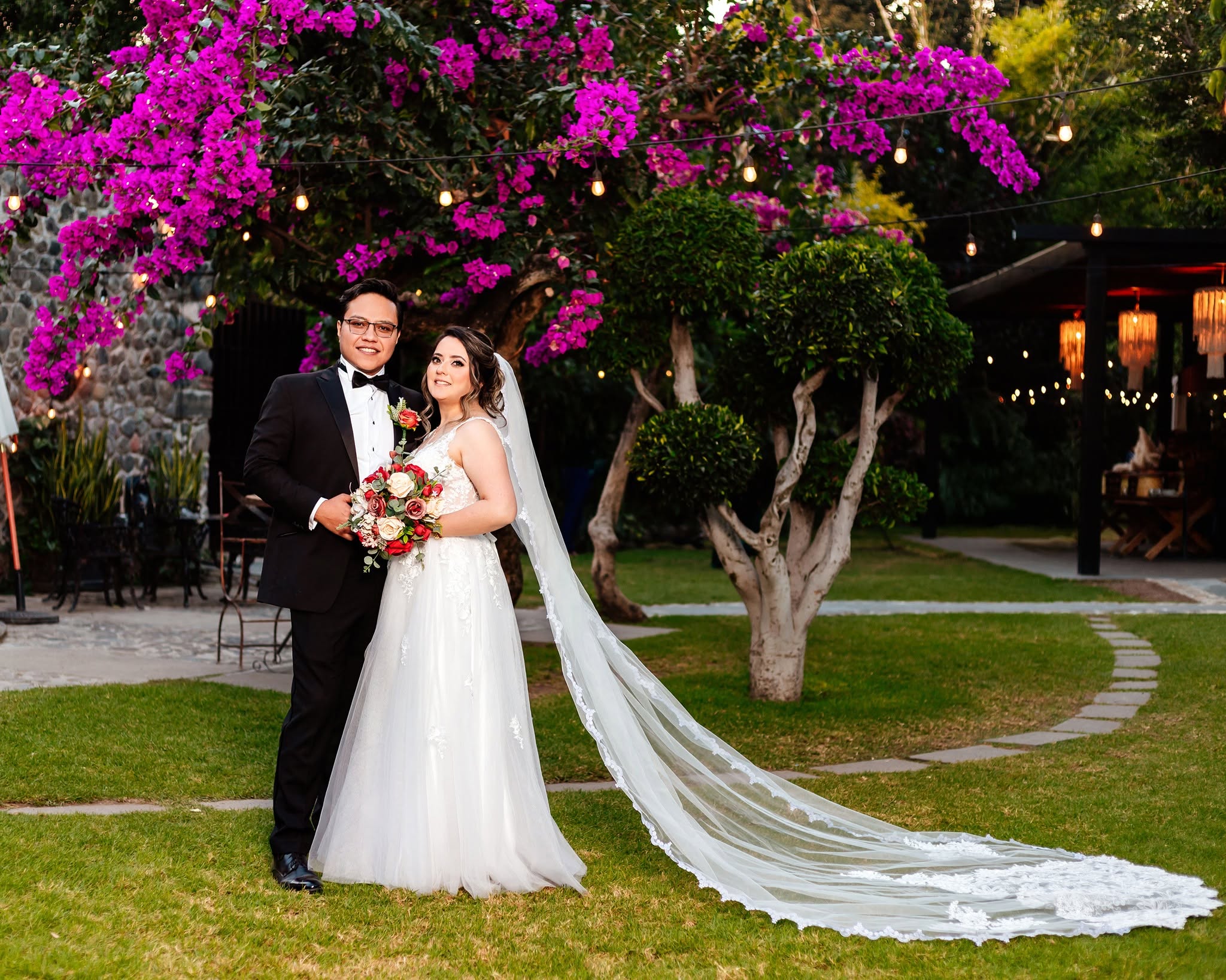 Novios en jardín