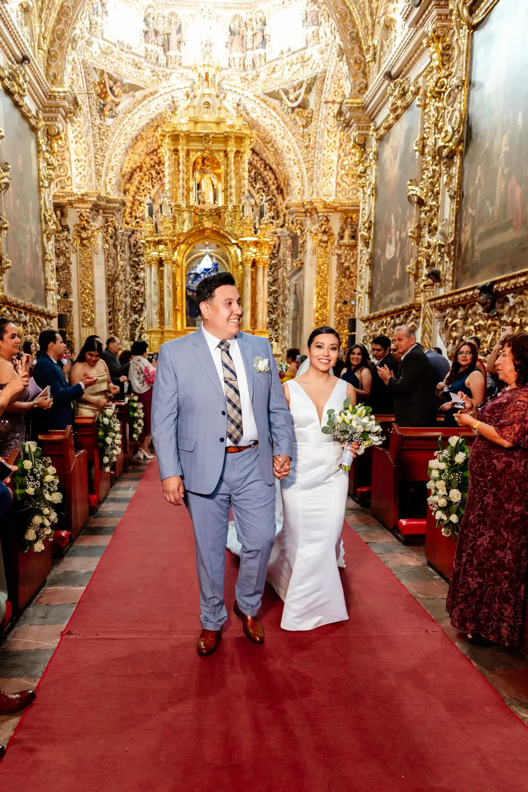 Elizabeth acompañada por su padre en la iglesia