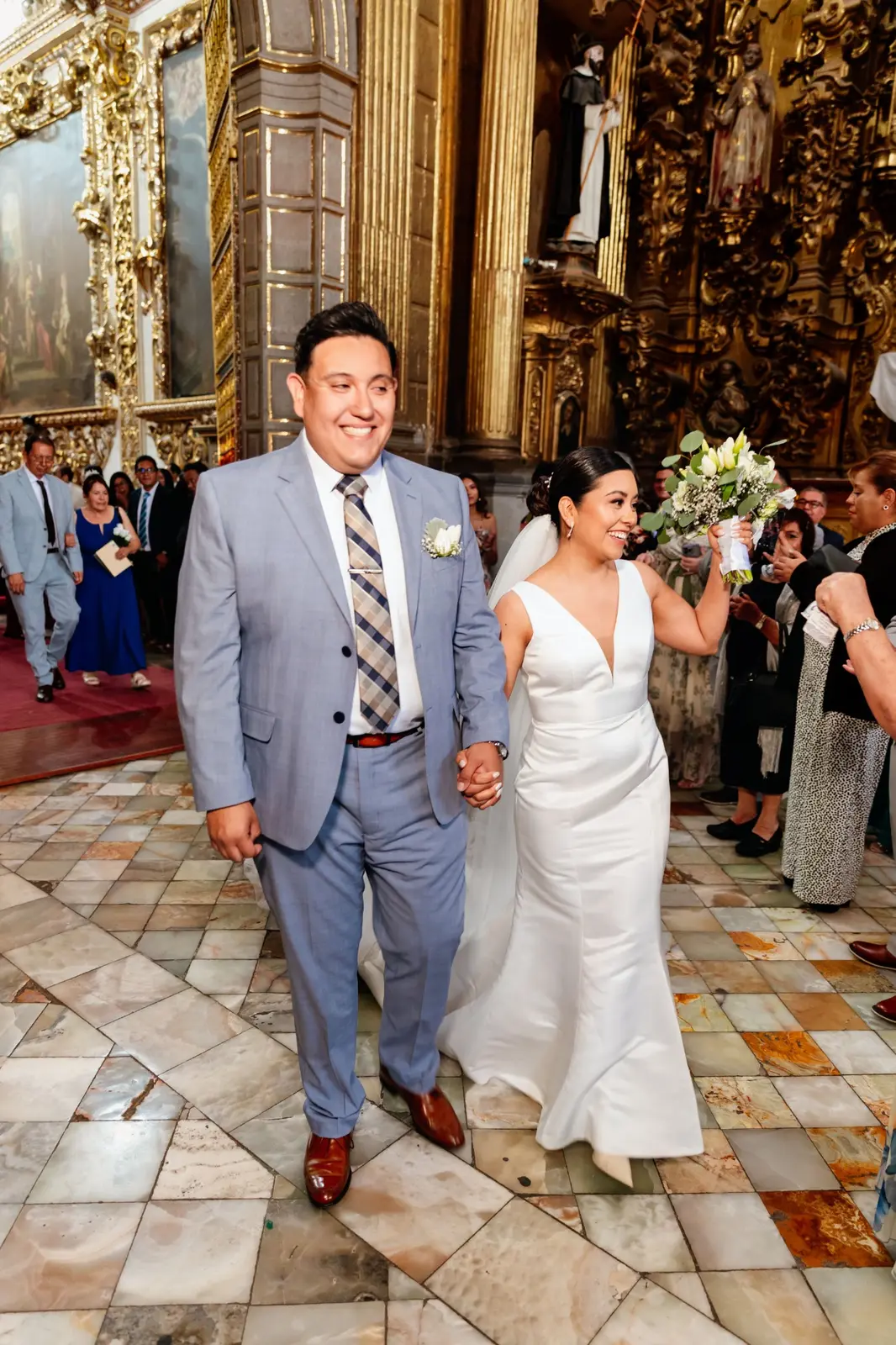 El padre de Elizabeth la entrega a Carlos en la ceremonia
