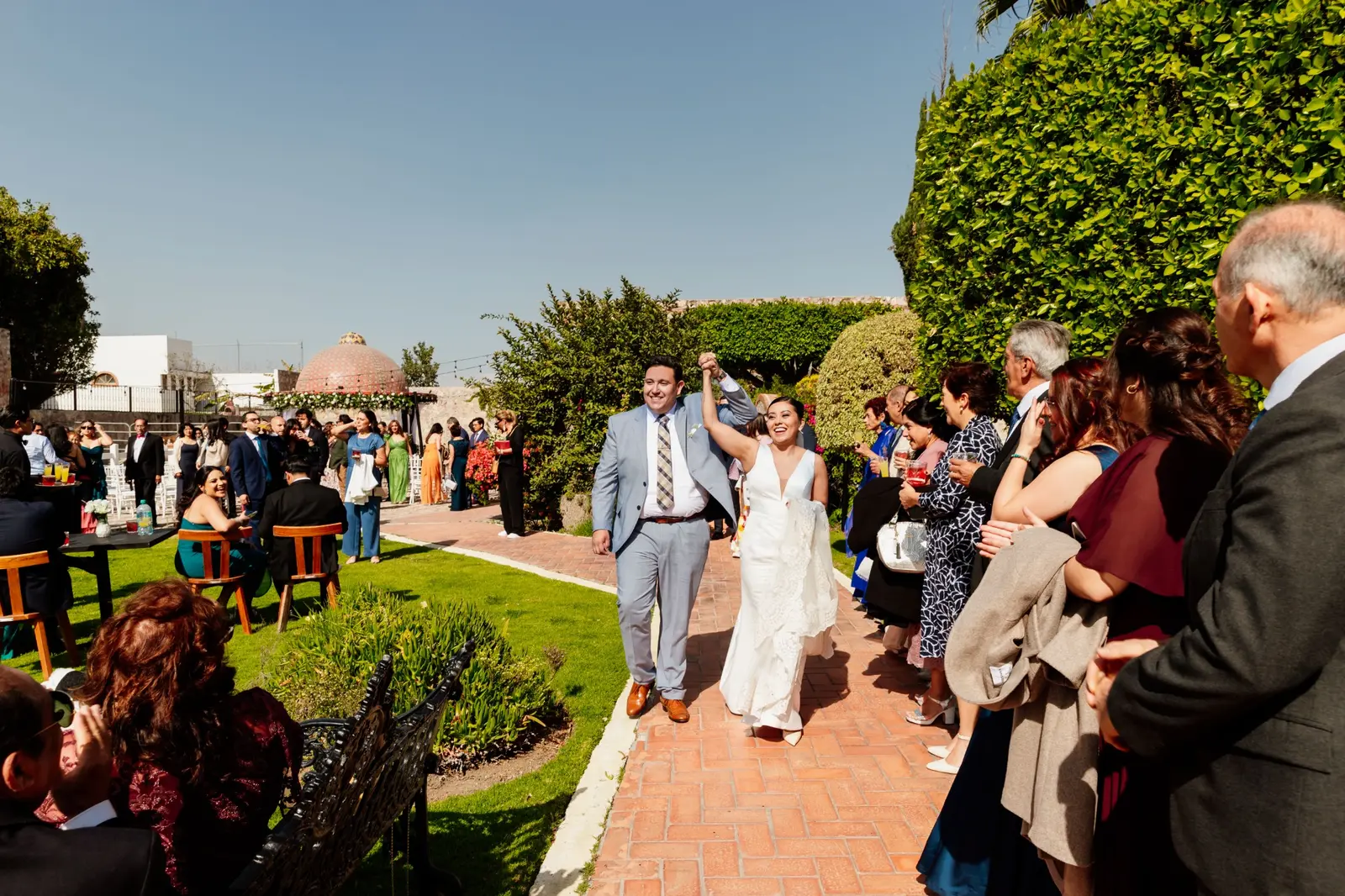 Carlos y Elizabeth después de su ceremonia