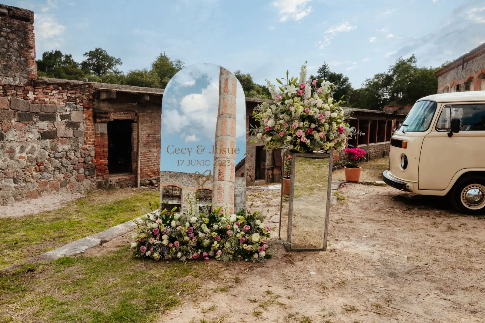 Decoración con la fecha de la boda de Cecilia y Josué