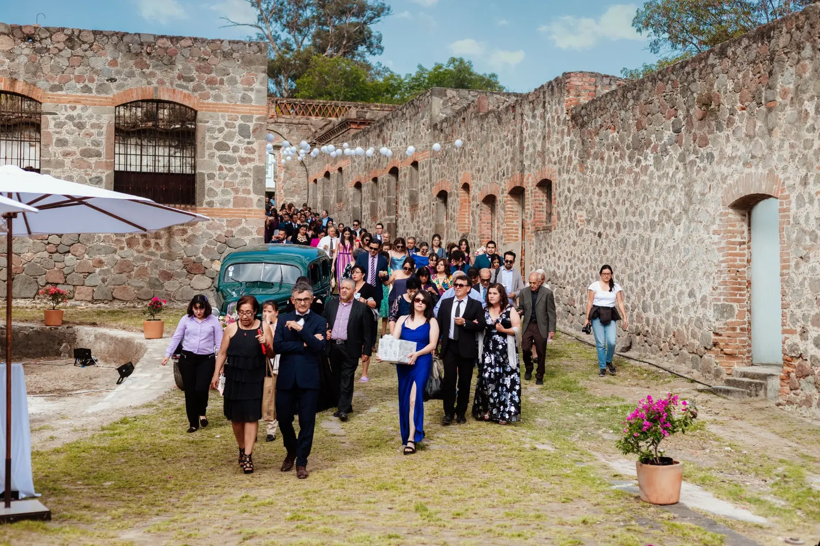 Invitados entrando a Ex Fábrica de Santa Elena