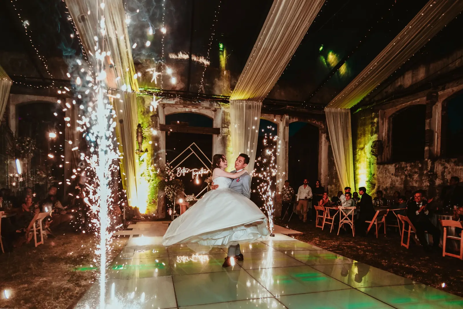 Baile de Cecilia y Josué entre luces y pirotecnia