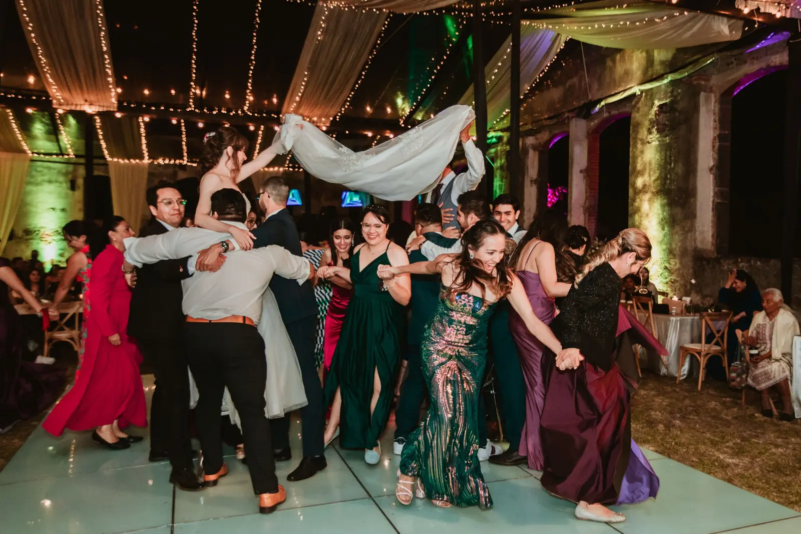 Familiares y amigos bailando durante la fiesta