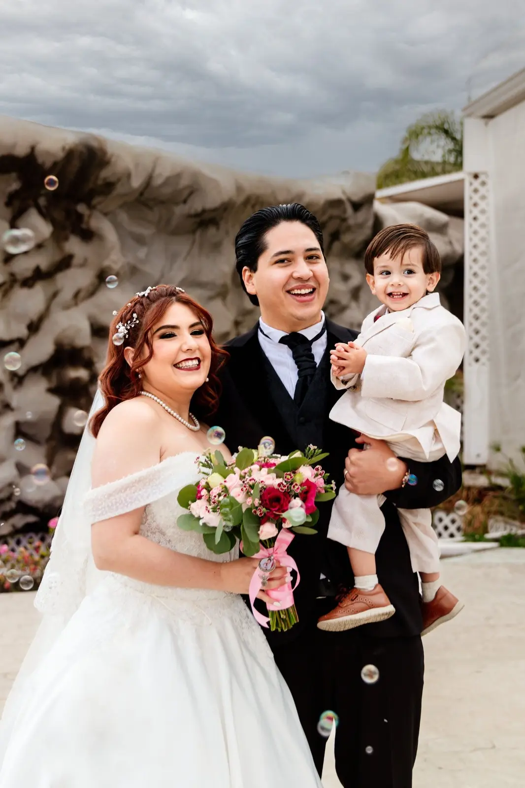 Diana y Julio con su hijo el día de la boda