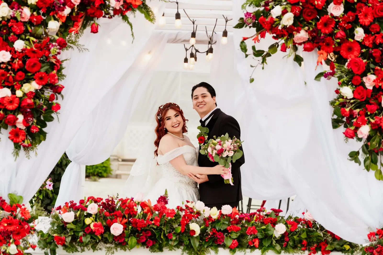 Diana y Julio celebrando su matrimonio