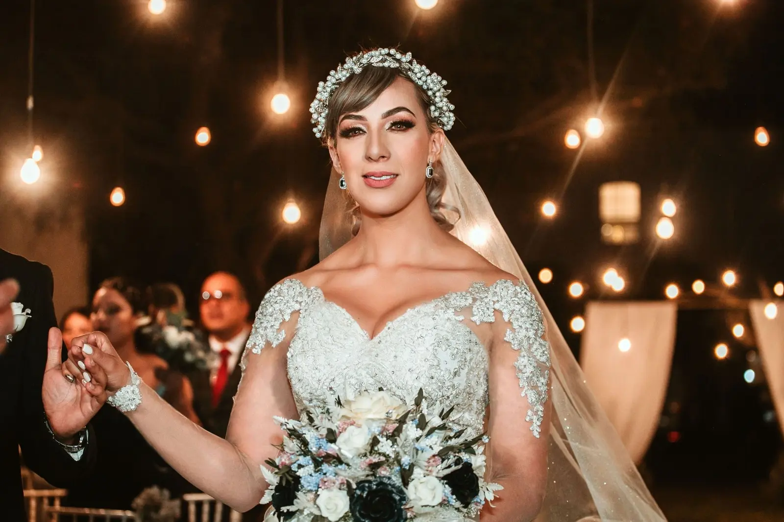 Retrato de Gina durante la ceremonia en el jardín
