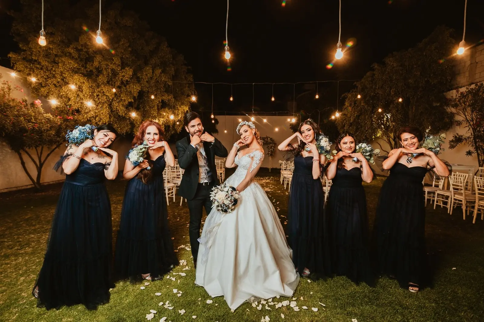 Gina celebrando con sus amigas