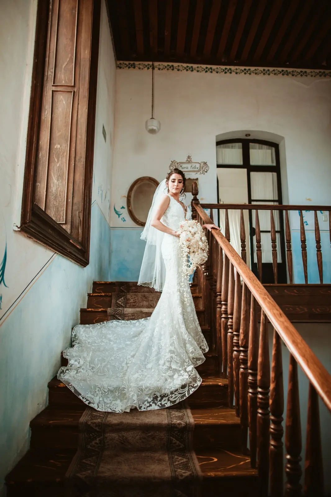 Retrato de Claudia en las escaleras de Hacienda Soltepec