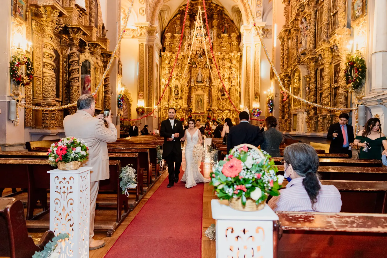 Luis y Claudia saliendo durante la ceremonia religiosa
