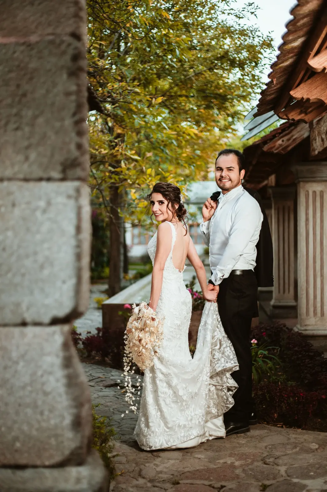 Luis y Claudia caminando por los jardines de Hacienda Soltepec