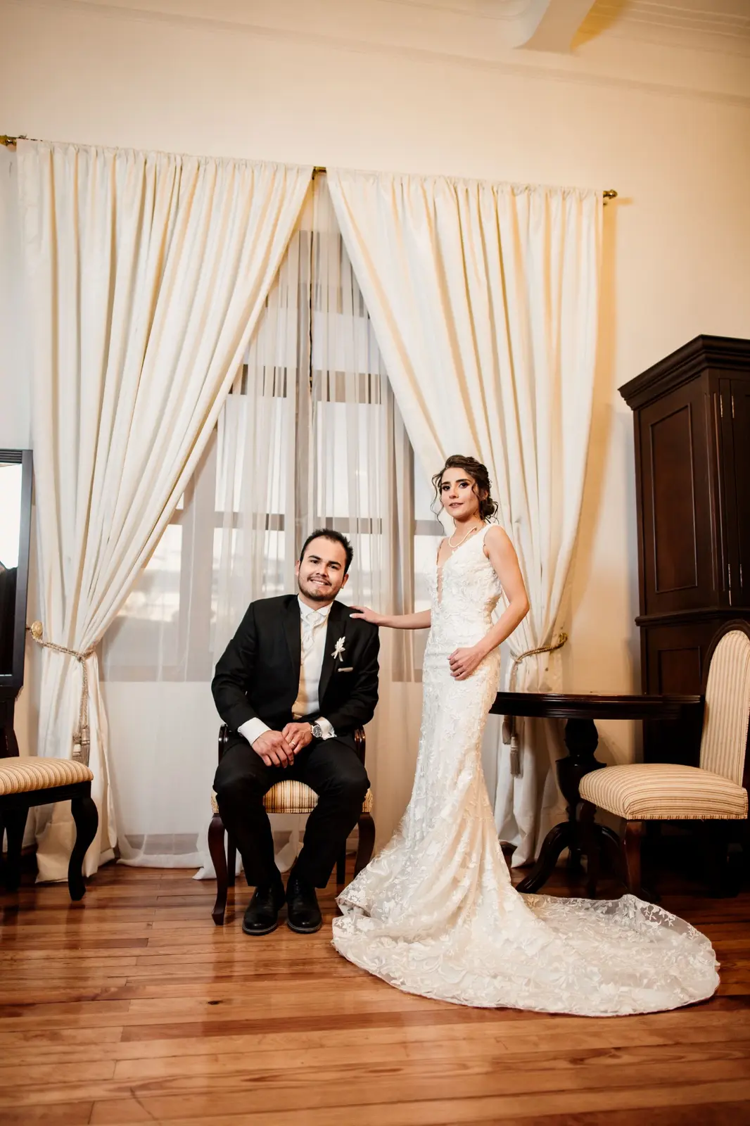 Retrato editorial de Luis y Claudia en una habitación de la hacienda