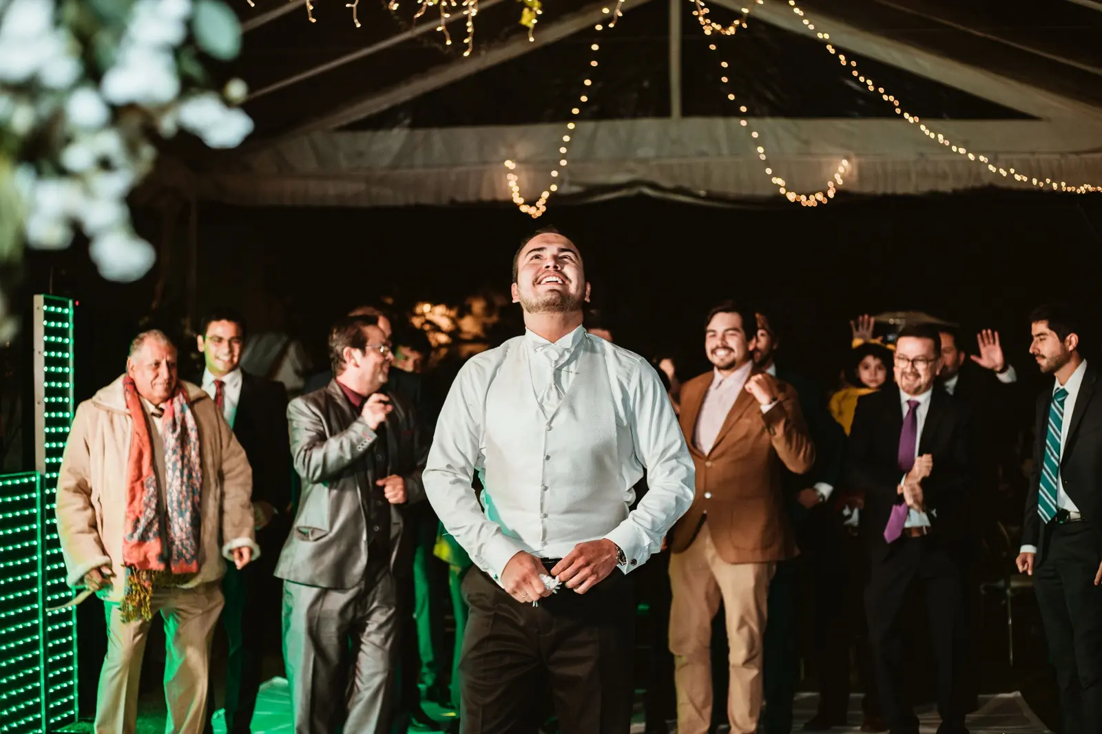 Luis durante una tradición en la recepción nocturna