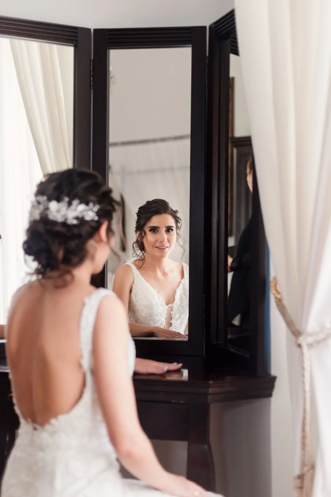 Claudia observándose en el espejo antes de la boda