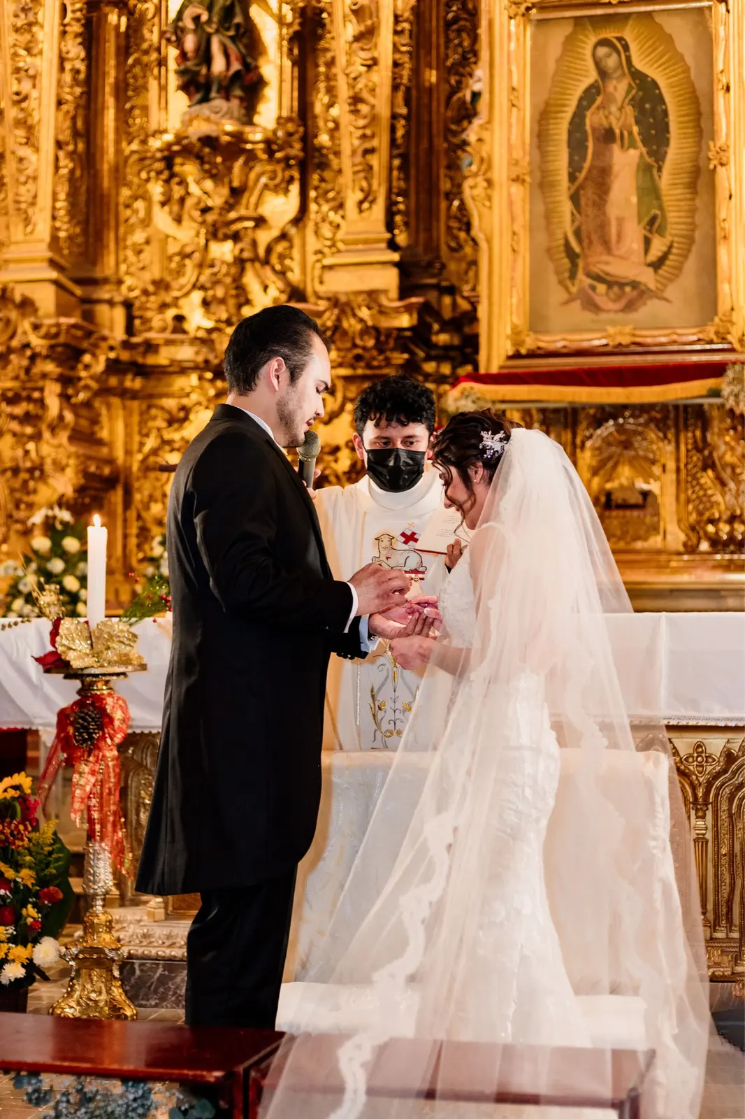 Luis y Claudia intercambiando anillos