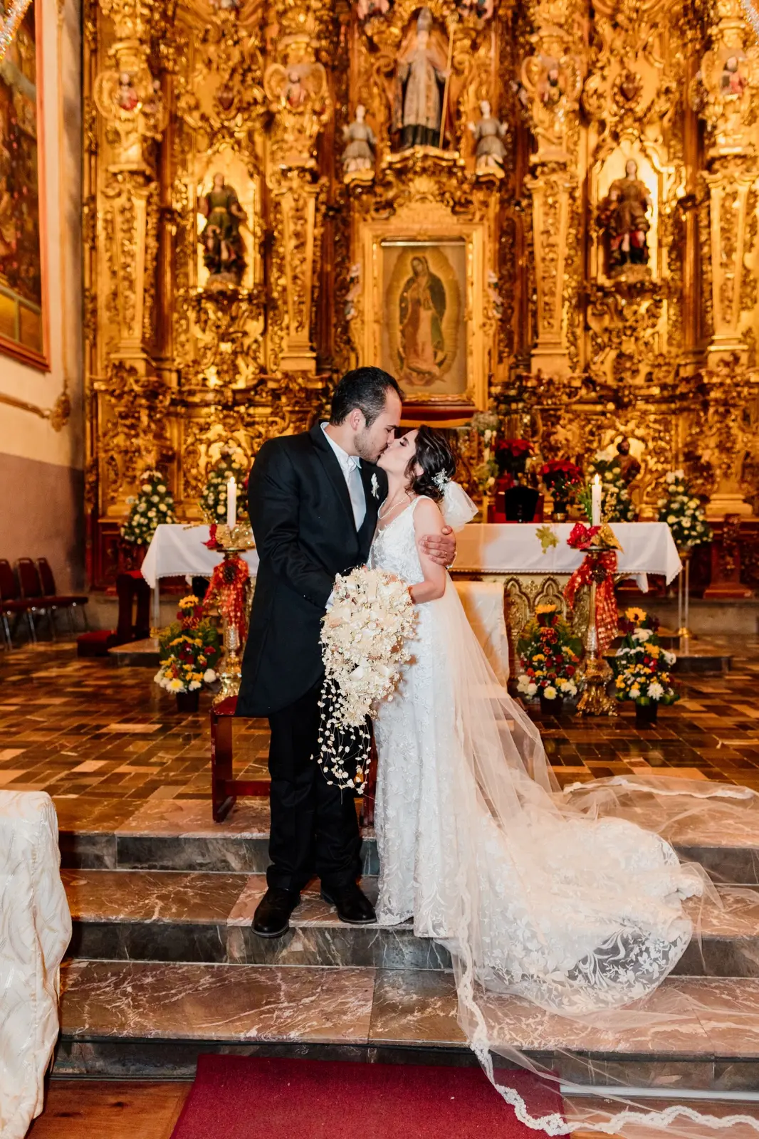 Luis y Claudia besándose frente al altar