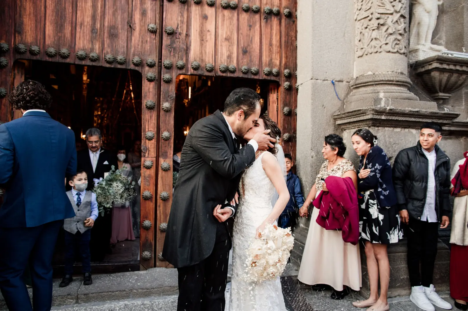 Beso de Luis y Claudia al salir de la Parroquia de San Luis Obispo