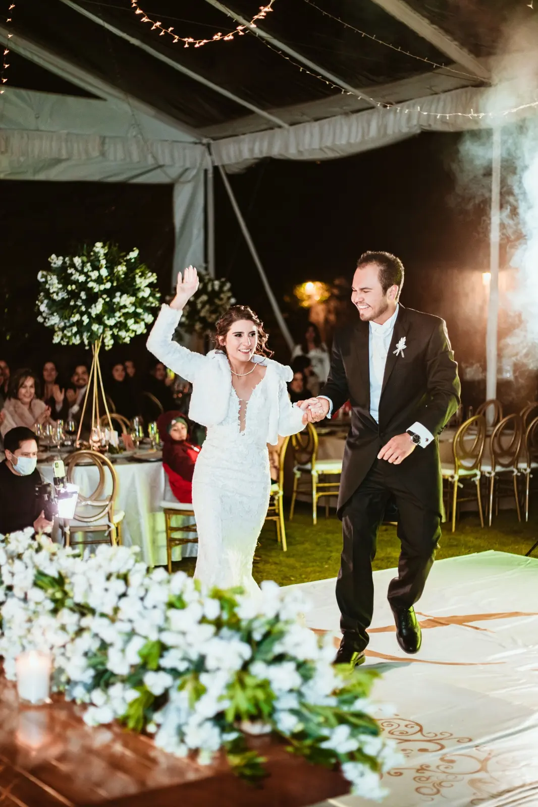 Luis y Claudia entrando a la recepción de su boda