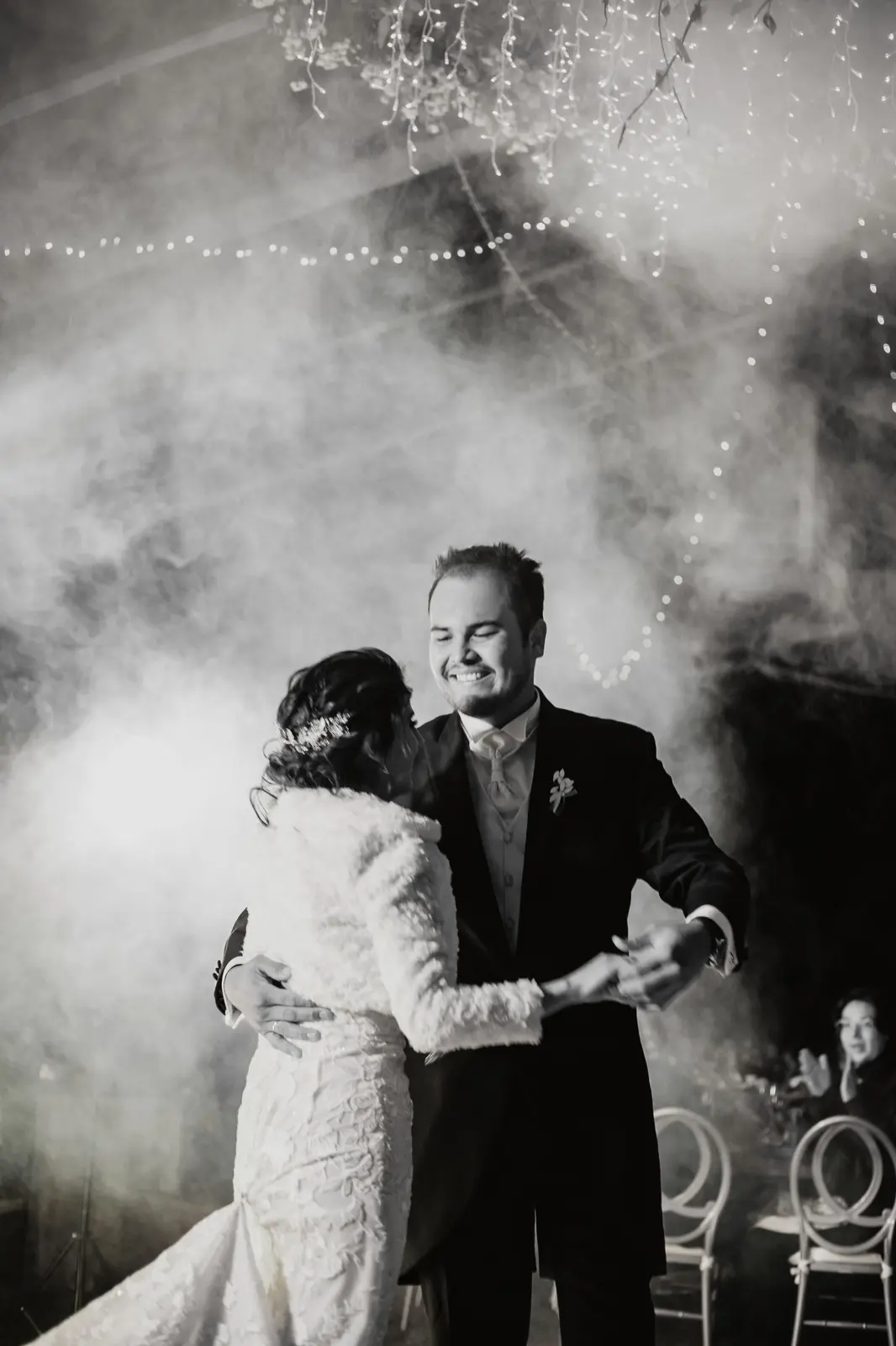 Luis y Claudia bailando entre luces y humo