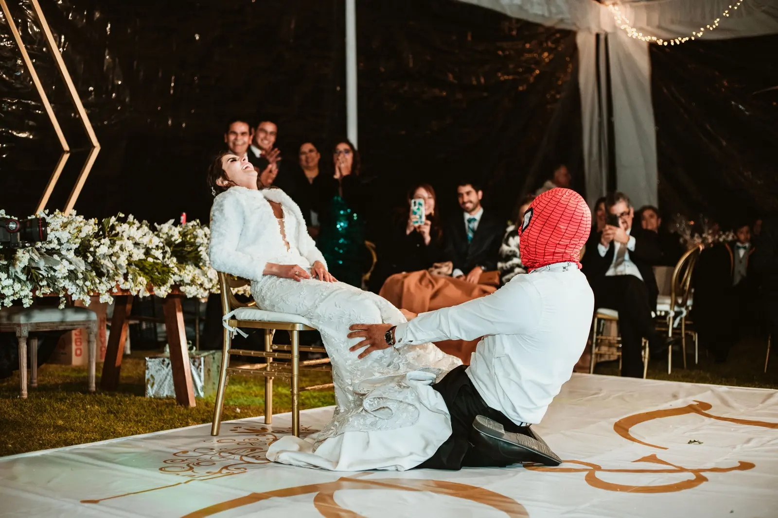 Sorpresa divertida durante la recepción de Luis y Claudia