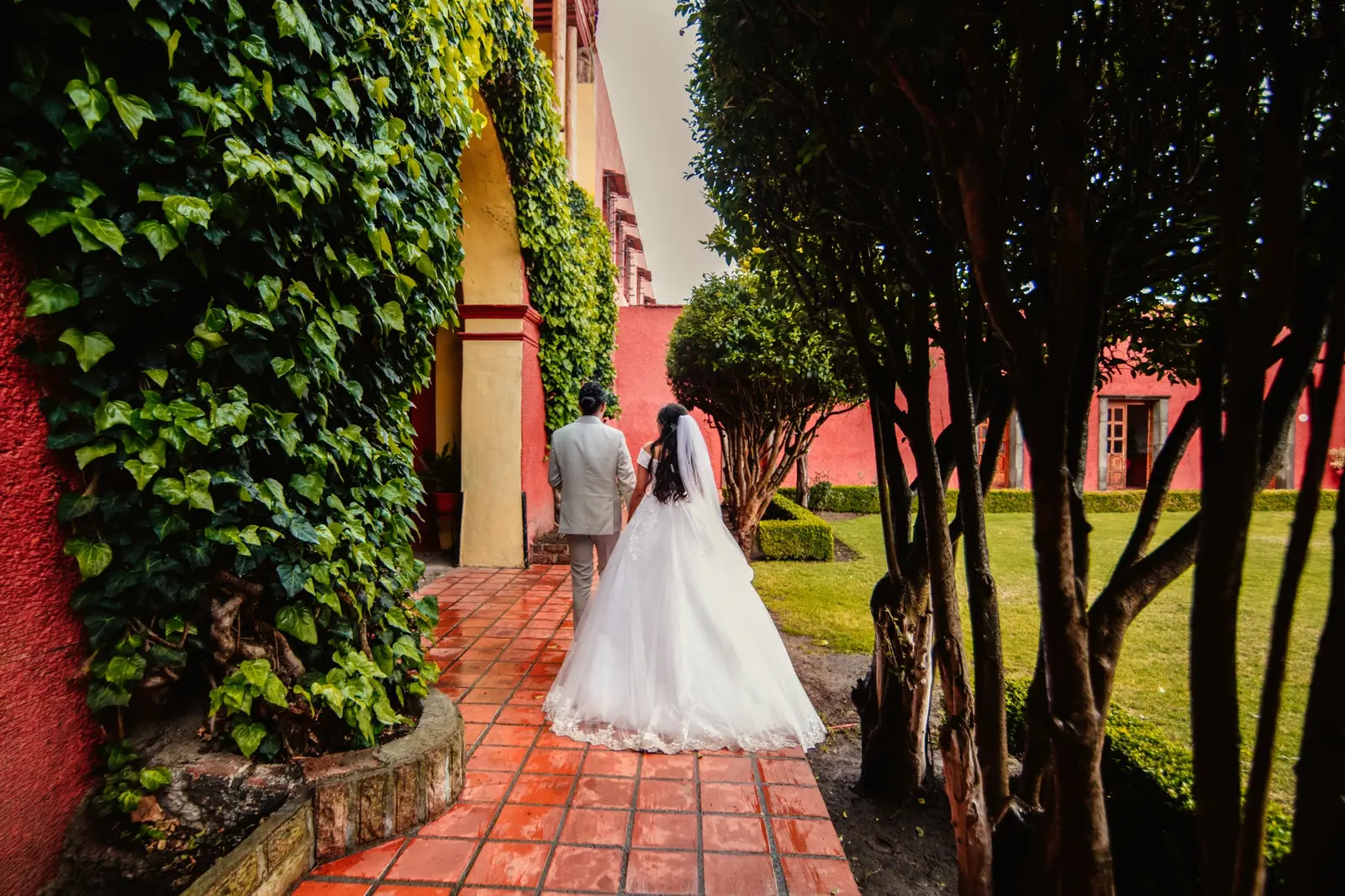 Luis y Marlen caminando por los jardines de la hacienda