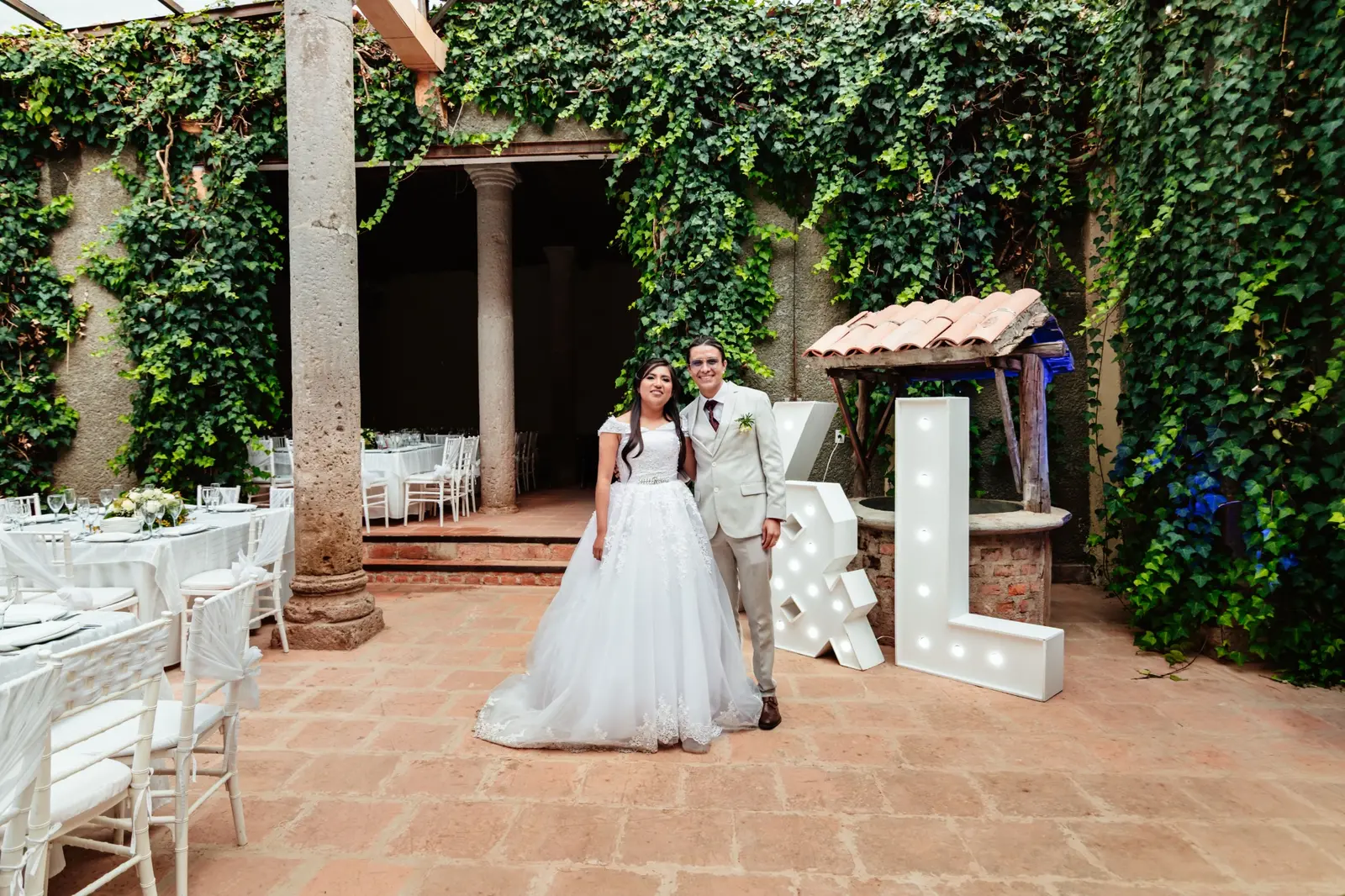 Retrato de los novios en el patio de la recepción